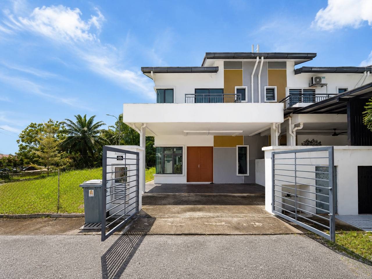 - Land Area 2670 sqft (approx)
